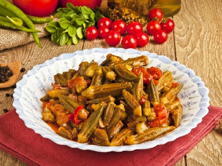 Яхния от бамя по македонски с домати, лук и чесън - снимка на рецептата